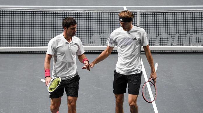 Mischa Zverev (l) betreut das deutsche Tennis-Team um Bruder Alexander beim ATP Cup.
