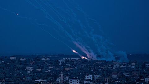 Raketen werden aus dem Gazastreifen in Richtung Israel abgefeuert.
