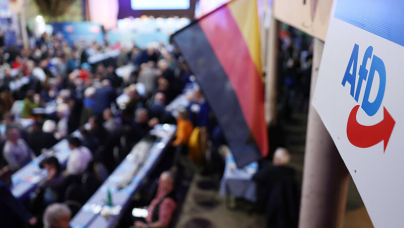 Für zwei Tage kam die bayerische AfD für ihren Landesparteitag in Greding zusammen. Danach sollen einige Parteimitglieder in einer örtlichen Disko rassistische Parolen gegrölt haben.