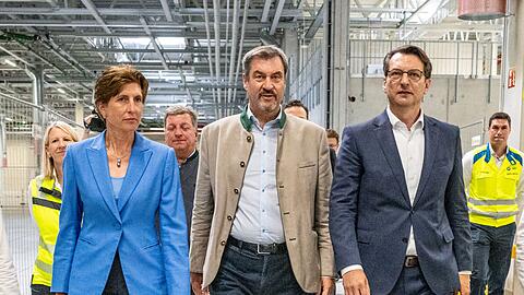 Ministerpräsident Markus Söder (Mitte) und die beiden BMW-Vorstände Ilka Horstmeier (l) und Milan Medeljkovic (r) in den Werkshallen.