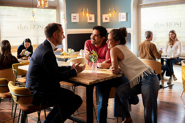 F&uuml;r Maya Haddad ist es als "Yasmin Rabe" wichtig, sich pers&ouml;nlich um ihre G&auml;ste zu k&uuml;mmern und auch mal mit Rat und Tat hilfreich zur Seite zu stehen.