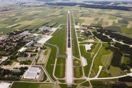 Die Start- und Landebahn aus der Vogelperspektive.