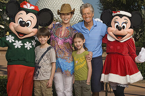 Michael Douglas mit Familie im Disney-Land