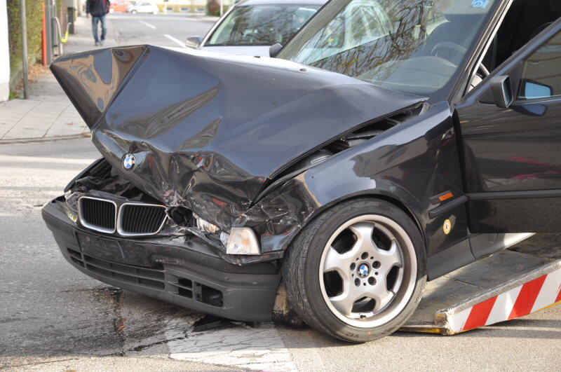 Die beiden Unfallwagen wurden so stark beschädigt, dass sie abgeschleppt werden mussten.