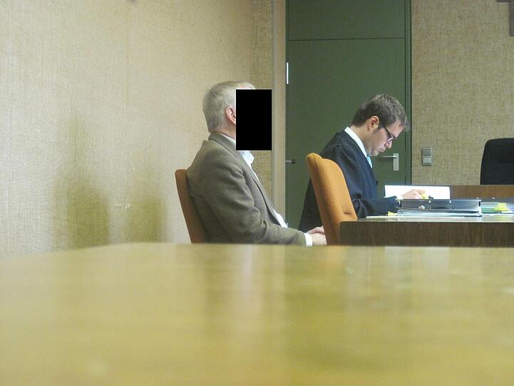 Der Frauenarzt Friedrich P. mit seinem Anwalt Maximilian Warntjen