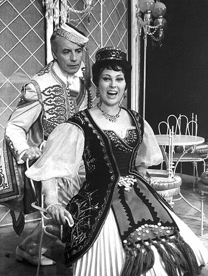 Johannes Heesters mit Margit Schramm in der Operette "Die lustige Witwe" im Berliner Theater des Westens 1964.