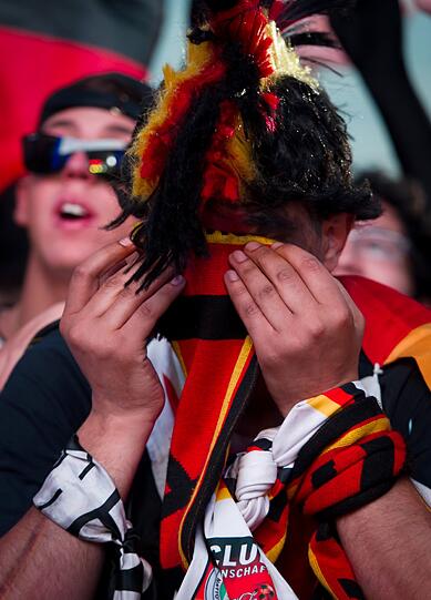 Tränen, Trauer, Tragik: Nach dem Halbfinal-K.o. gegen Italien können es viele Fans nicht fassen, dass der Traum vom EM-Titel vorbei ist. Die Bilder