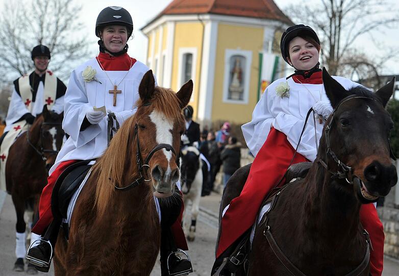 Mehrere hundert Reiter nahmen auch dieses Jahr am traditionellen Silvesterritt in Westhausen teil.