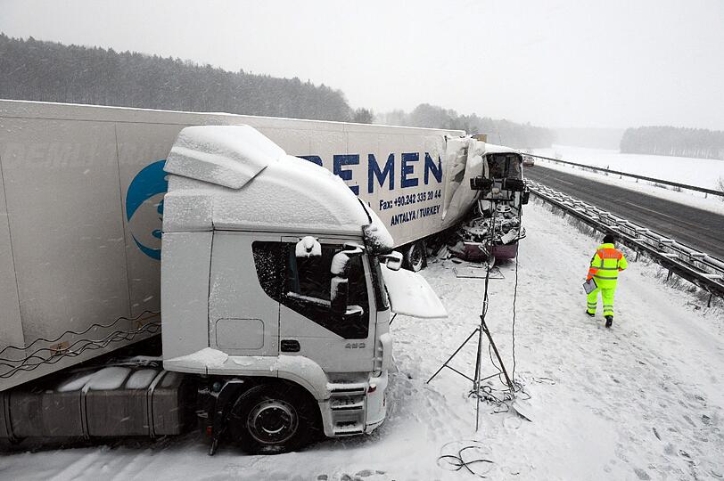 Ein Mann stirbt beim Zusammenstoß eines Sattelzuges und eines Reisebuses auf der A 3. Der Unfall ereignete sich nahe Beratzhausen im Kreis Regensburg.