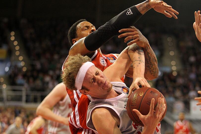 Lawrence Roberts (FCB) im Duell mit Matt Walsh (Bamberg)