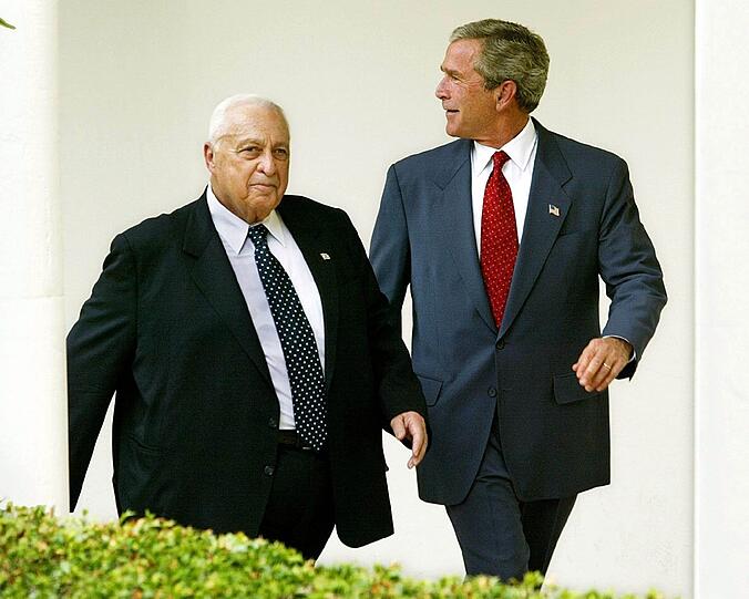 George W. Bush (r) und Ariel Sharon entfernen sich nach ihrer Pressekonferenz am 29.7.2003 im Rose Garden des Weißen Haus in Washington.