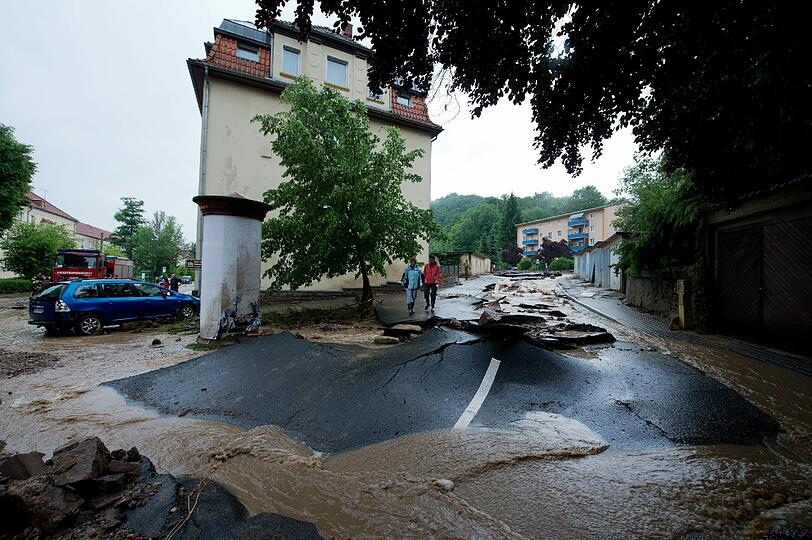 In Meißen und Dresden verwüsteten Schlammlawinen mehrere Straßen und machten sie unpassierbar. Sehen Sie hier die Bilder der Schlammverwüstung.