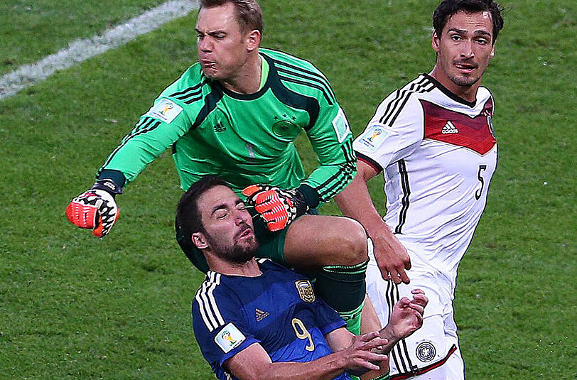Manuel Neuer rauschte beim Stand von 0:0 mit Gonzalo Higuain im Strafraum zusammen