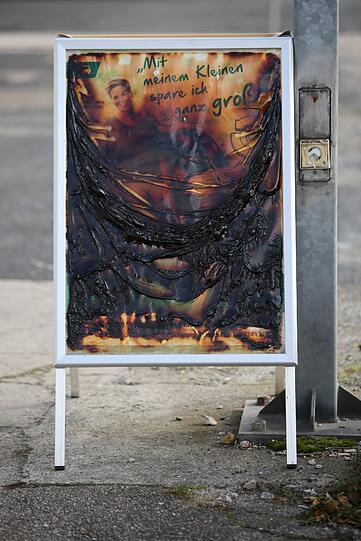 Ein durch Hitze geschmolzener Aufsteller in der Nähe des Explosionsortes.