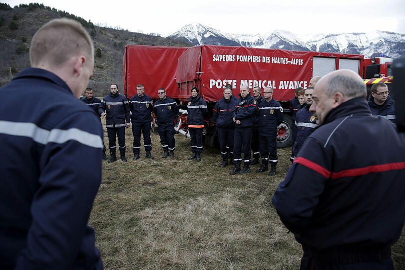 Die Suche nach Opfern in Seyne les Alpes geht weiter: Helikopter, Rettunsgwagen und Militär sind im Einsatz. Die Bilder...