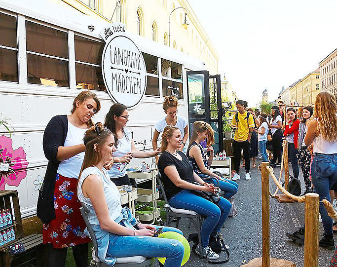 Ab, die alten Zöpfe: Schickmachen am Beauty Bus.