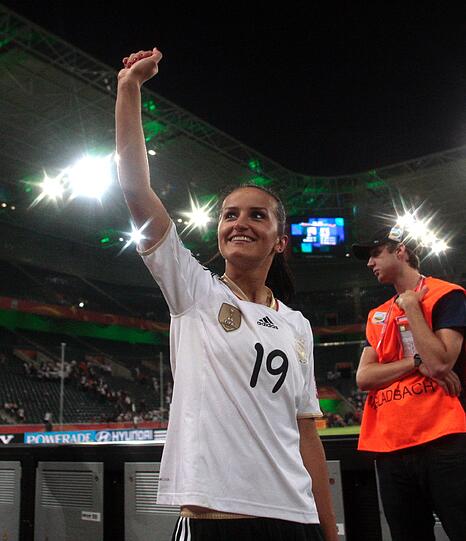 Jubel nach dem 4:2 gegen Frankreich: Fatmire Bajramaj lässt sich feiern und geht mit den Fans auf Tuchfühlung.