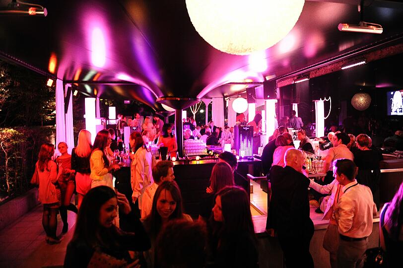 Heiße Girls im Pool, eine wilde Party und ein hauseigenes Parfum: Am Mittwoch fand im P1 das legendäre Terrassen- Opening statt. Wir zeigen die besten Bilder!