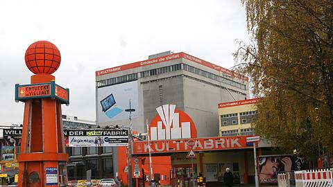 Am Taxistand an der Kultfabrik findet der Österreicher seinen verletzten Freund.