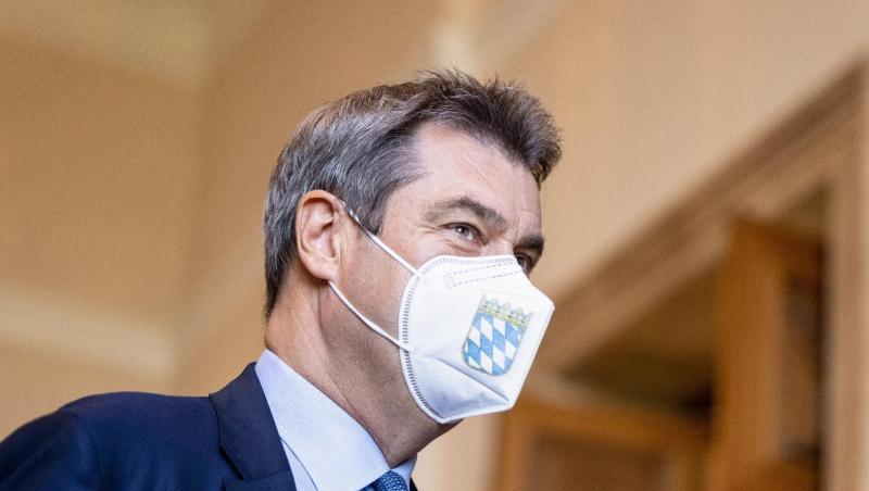 Markus Söder (CSU), Ministerpräsident von Bayern, kommt zu einer Plenarsitzung im Landtag.