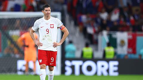 Polens Robert Lewandowski steht enttäuscht auf dem Feld.