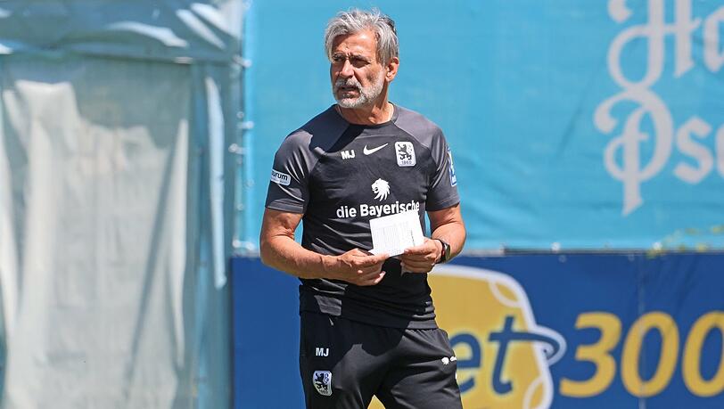 Welche Löwen hat er sich notiert? Trainer Jacobacci vor dem Saisonauftakt gegen den SV Waldhof Mannheim.