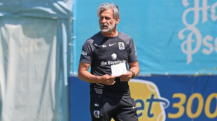 Welche Löwen hat er sich notiert? Trainer Jacobacci vor dem Saisonauftakt gegen den SV Waldhof Mannheim.
