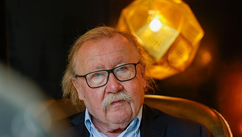 Der Philosoph Peter Sloterdijk spricht sich für ein Handyverbot für Kinder und Jugendliche aus. Der Philosoph Peter Sloterdijk spricht sich für ein Handyverbot für Kinder und Jugendliche aus.