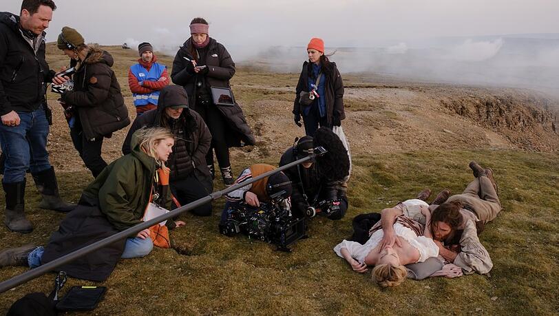 Emerald Fennell (links) und ihre Hauptdarsteller Margot Robbie und Jacob Elordi bei den Dreharbeiten zu "Wuthering Heights".