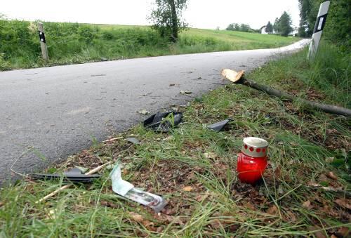 Die Unfallstelle: Auf der Straße liegen noch Äste und Splitter. Freunde haben eine Kerze aufgestellt.