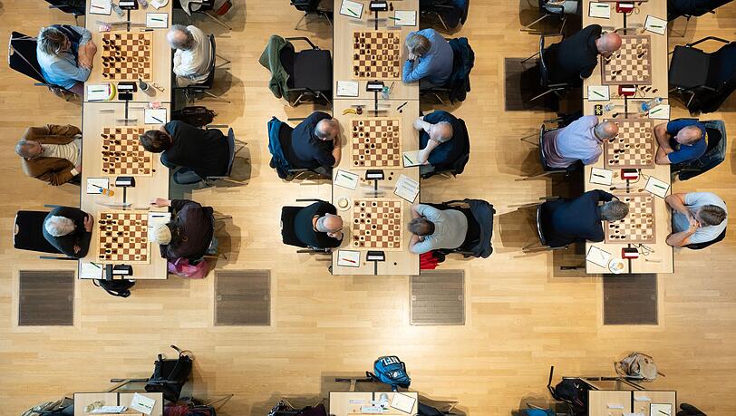 Zahlreiche Teilnehmer spielen im Rahmen des Deutschen Schachgipfels 2026 im Congress Center Dresden Schach.