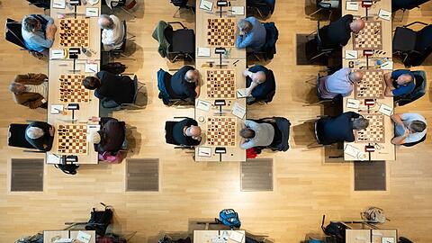 Zahlreiche Teilnehmer spielen im Rahmen des Deutschen Schachgipfels 2026 im Congress Center Dresden Schach.
