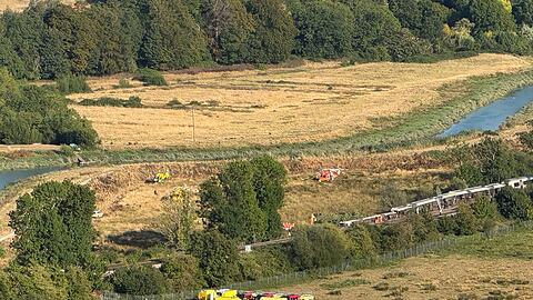 Laut der British Transport Police befinden sich Rettungskr&auml;fte und die Feuerwehr am Einsatzort.