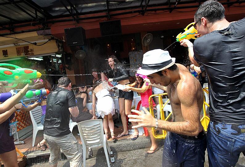 Die Bilder vom großen Songkran-Fest in Bangkok, deer größten Wasserparty der Welt.