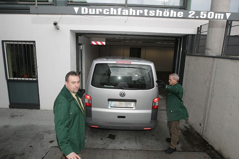 Ein Polizeifahrzeug, in dem sich ein Verdächtiger befindet, fährt am Freitag (30.12.2011) in das Justizzentrum in Augsburg (Schwaben).