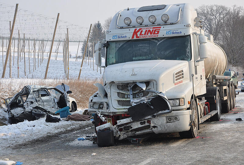 Unfall bei Mainburg: Ein Pkw ist mit einem Lastwagen kollidiert. Dabei kam ein Mensch ums Leben...