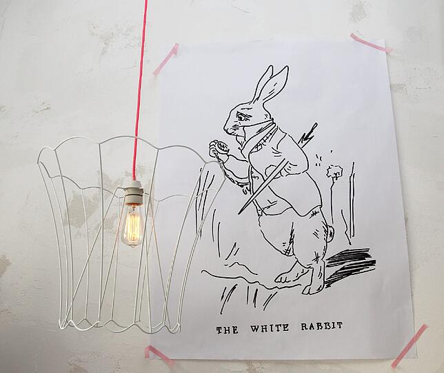 Folge dem Weißen Hasen: Illustration im "White Rabbit's Room".