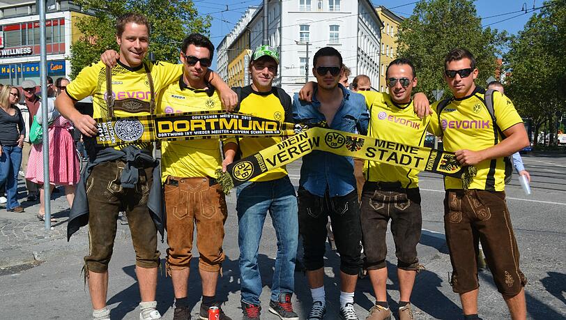BVB-Fans aus Lindau, gehen erst auf die Wiesn und dann direkt weiter zum Spiel. BVB-Trikot und Lederhos'n, ob das passt? Ein Bayern-Fan (schwarzes shirt) durfte auch mit, aber nur ohne Trikot. Heute is er auch für den BVB Manu, 3. v.l.: Wir sind uns einig, dass wir die Löwen weghauen. Ich tippe 5:1!" BVB-Fans aus Lindau, gehen erst auf die Wiesn und dann direkt weiter zum Spiel. BVB-Trikot und Lederhos'n, ob das passt? Ein Bayern-Fan (schwarzes shirt) durfte auch mit, aber nur ohne Trikot. Heute is er auch für den BVB Manu, 3. v.l.: Wir sind uns einig, dass wir die Löwen weghauen. Ich tippe 5:1!"