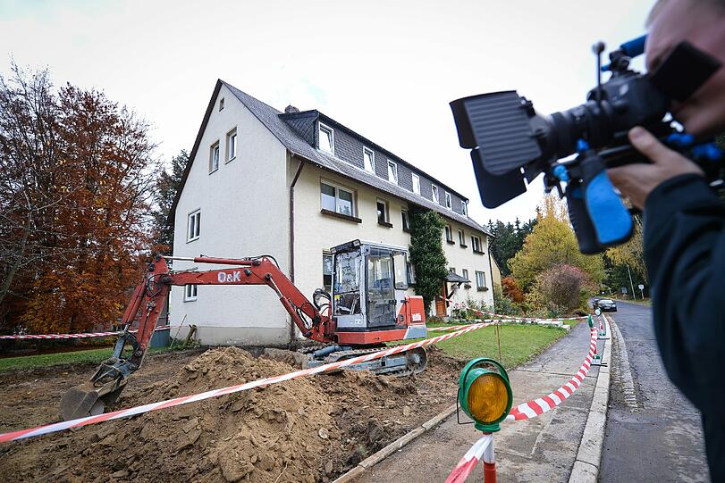 Der Grundstücksbesitzer wollte ein Fundament für Garagenstellplätze ausbagggern. In der Grube wurden zwei vergrabene Babyleichen entdeckt.