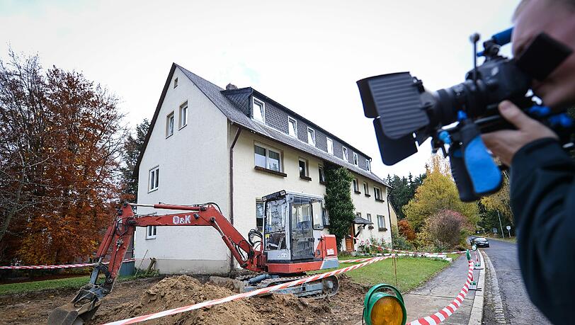 Der Grundstücksbesitzer wollte ein Fundament für Garagenstellplätze ausbagggern. In der Grube wurden zwei vergrabene Babyleichen entdeckt. Der Grundstücksbesitzer wollte ein Fundament für Garagenstellplätze ausbagggern. In der Grube wurden zwei vergrabene Babyleichen entdeckt.