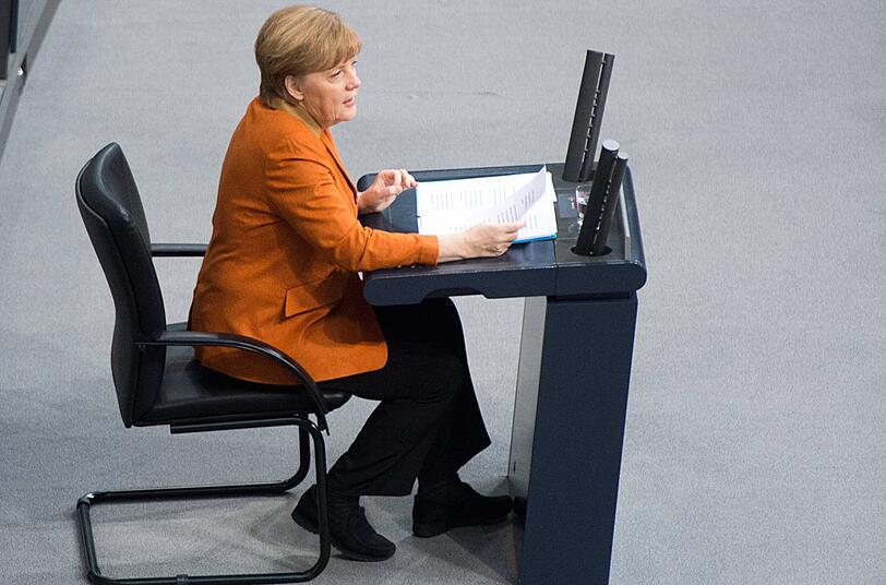 6.1.2014: Regierungssprecher Steffen Seibert gibt bekannt: Bundeskanzlerin Angela Merkel (CDU) hat sich bei einem Langlauf-Unfall in der Schweiz vor Silvester das Becken gebrochen. Ende Januar gibt Merkel die erste Regierungserklärung im Sitzen.