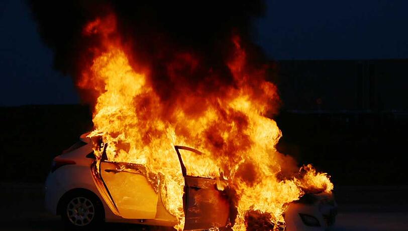 Spektakulärer Brand eines Pkw in Ampfing - die Bilder von den Löscharbeiten. Spektakulärer Brand eines Pkw in Ampfing - die Bilder von den Löscharbeiten.