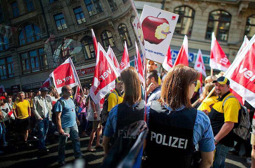 Postbeschäftigte demonstrierten am Montag in Frankfurt/Main.