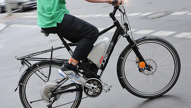 Die Fahrradbranche freut sich: Immer mehr Menschen legen sich E-Bikes zu. Die Fahrradbranche freut sich: Immer mehr Menschen legen sich E-Bikes zu.