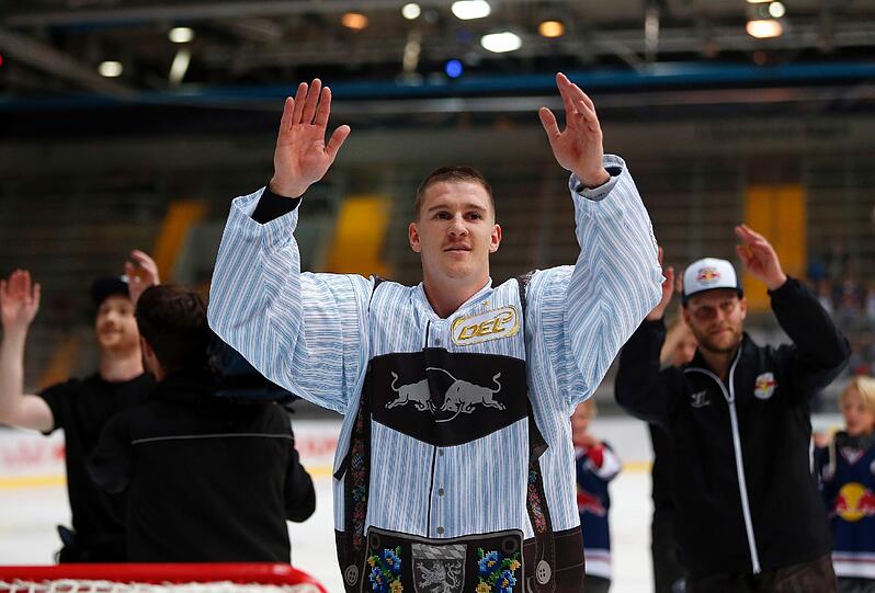 EhC-Stürmer Jerome Flaake, mit drei Toren der Matchwinner gegen Ausburg.