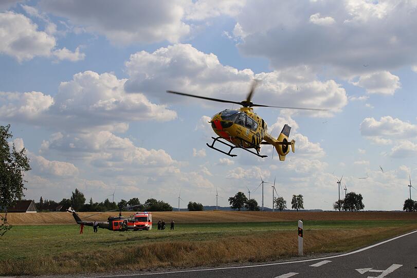 Bei Rothenburg ob der Tauber ist es am Sonntag zu einem schrecklichen Unfall gekommen. Zwei Menschen starben noch an der Unfallstelle, eine junge Frau erlag ihren Verletzungen in der darauffolgenden Nacht.