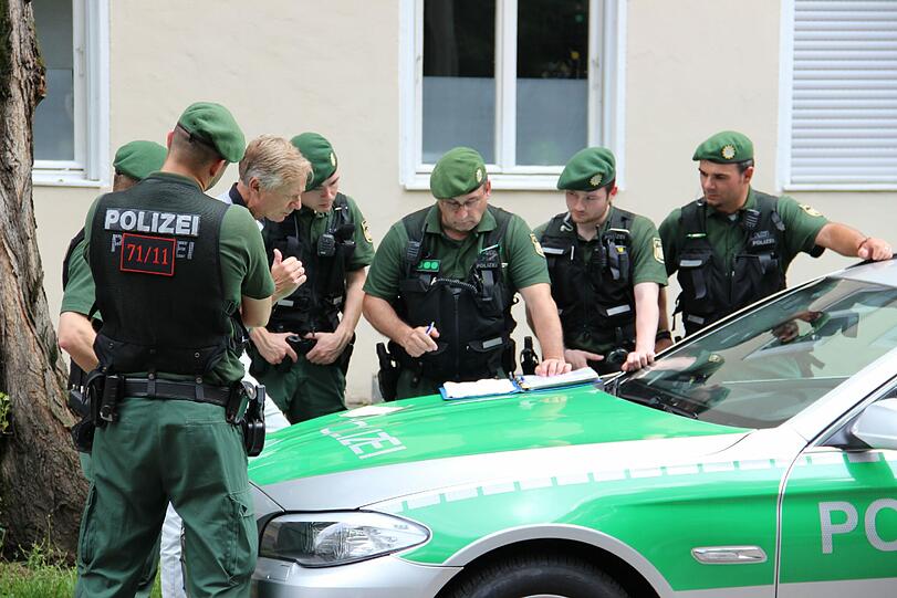 Mord in der Au: Die 91-Jährige Anna S. ist getötet worden. Die Polizei sucht im Umfeld der Wohnung in der Dollmannstraße nach Hinweisen und Spuren. Die Bilder vom Tatort...