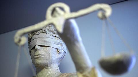 Eine Statue der Justitia hält die Waage. Foto: picture alliance/dpa/Symbolbild