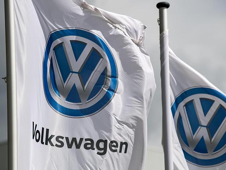 Flaggen mit dem VW-Logo.