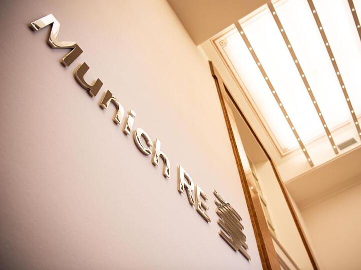 Das Logo der Münchener Rückversicherungs-Gesellschaft (Munich Re). Foto: Lino Mirgeler/dpa/Archivbild